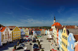 Luftaufnhame des Marktplatzes in Bad Birnbach an einem schönen tag mit blauem Himmel