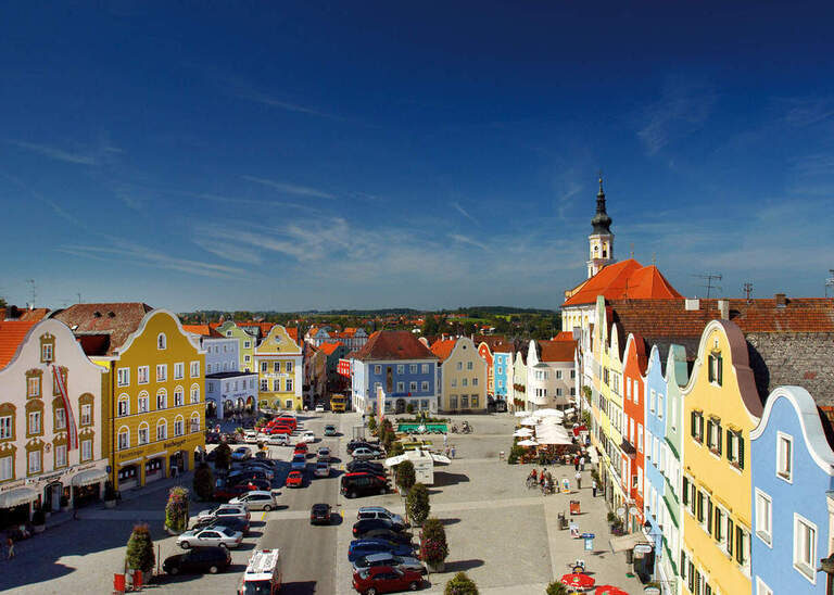 Luftaufnhame des Marktplatzes in Bad Birnbach an einem schönen tag mit blauem Himmel
