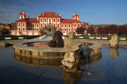 Der alte Brunnen des Schlosses Troja in Prag mit Schloss Troja im Hintergrund