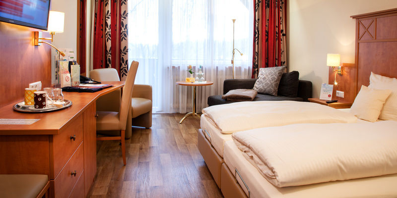 Ein komfortables Doppelzimmer Ost- oder Westlage mit Verbindungstüre, mit gemütlichen Bett und eleganten Möbeln.