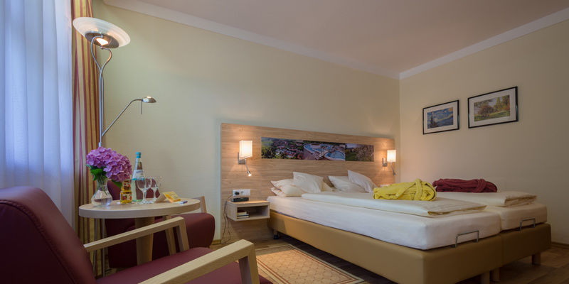Ein gemütliches Doppelzimmer Komfort Ostlage mit einem großen Bett und Sitzgelegenheiten am Fenster.