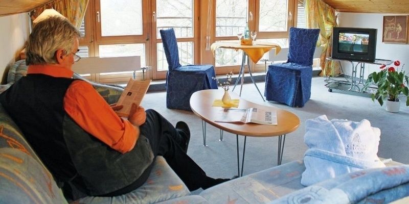 Lichtdurchfluteter, gemütlicher Wohnbereich des Studio Westlage im Hotel Quellenhof.