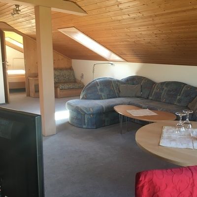 Ein helles Wohnzimmer im Studio Westlage mit Sofa und Couchtisch.