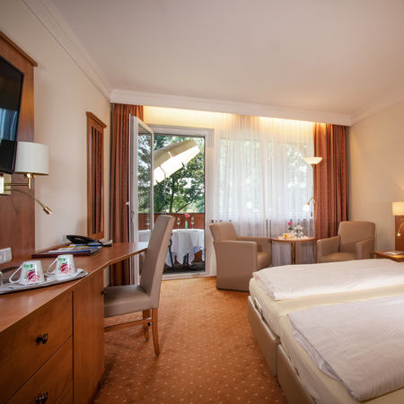 Geräumiges Zimmer mit Doppelbett und zeitgemäßer Einrichtung in der Südlage.
