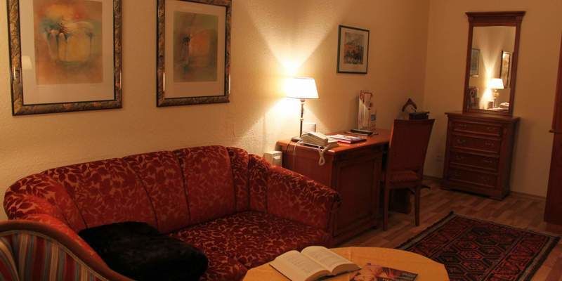 Stilvolle Wohnzimmer-Einrichtung der Juniorsuite Südlage im Wellnesshotel Quellenhof in Bad Birnbach.