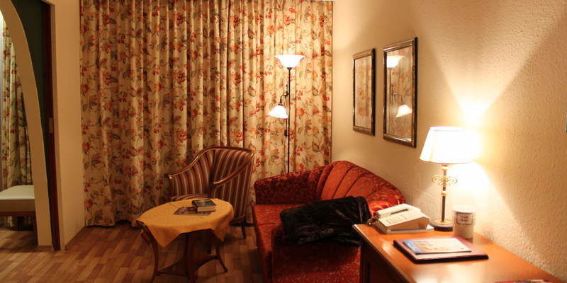 Elegante Beleuchtung und Komfort im Wohnbereich der Juniorsuite-Südlage im Hotel Quellenhof Birnbach.
