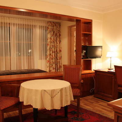 Das gemütlich eingerichtete Wohnzimmer der Seniorensuite Südlage im Hotel Quellenhof