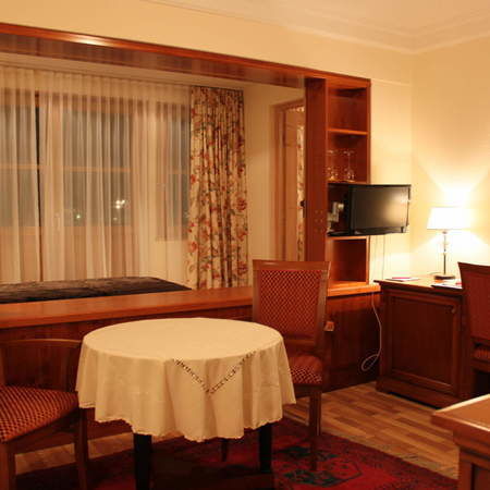 Das gemütlich eingerichtete Wohnzimmer der Seniorensuite Südlage im Hotel Quellenhof