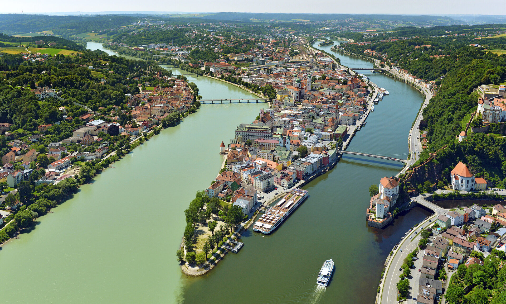 Luftaufnahme der Passauer Altstadt sowie der Ortspitze, wo Inn und Donau zusammenfliessen.