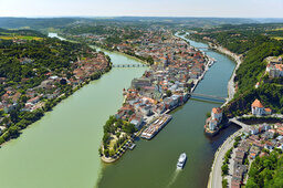 Luftaufnahme der Passauer Altstadt sowie der Ortspitze, wo Inn und Donau zusammenfliessen.