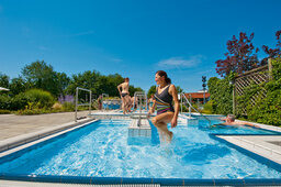 Eine Frau beim Wassertreten in einem Kneippbecken in der Rottal Terme Bad Birnbach.