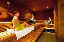 Drei Frauen liegen in der Kräutersauna der Rottal Therme