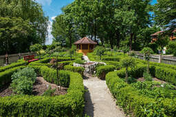 Ein üppiger Garten mit zahlreichen Pflanzen und Bäumen in einem Kurpark von Bad Birnbach.