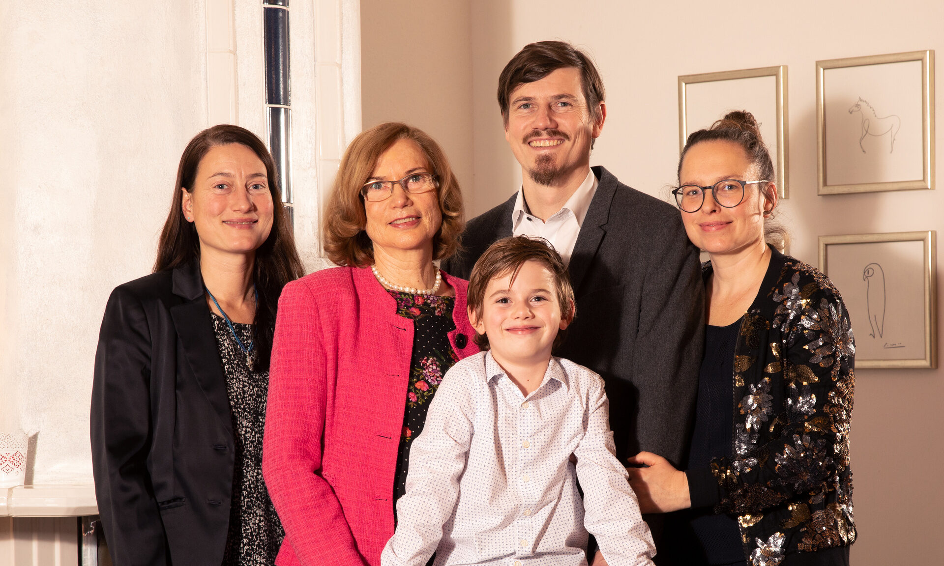 Familienfoto mit allen Mitgliedern der Gastgeber Familie Schampel im Hotel Quellenhof.