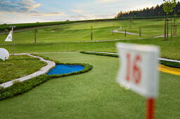 Mehrere Golfbahnen mit Flaggen und Hindernissen im Bella Vista Goflpark in Bad Birnbach.