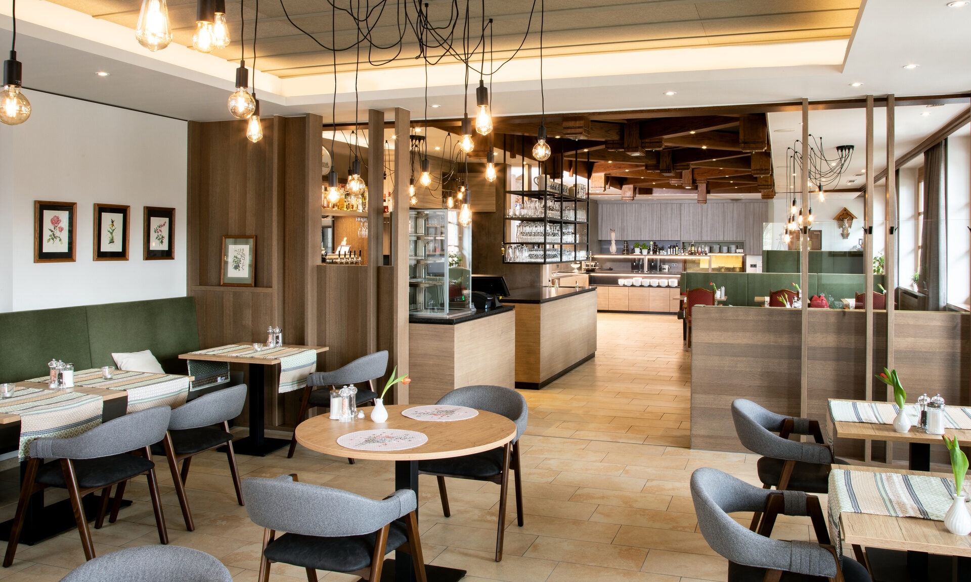 Das stilvoll eingerichtete Restaurant im Wellnesshotel Quellenhof in Bad Birnbach mit Blick durch den Restaurantbereich.