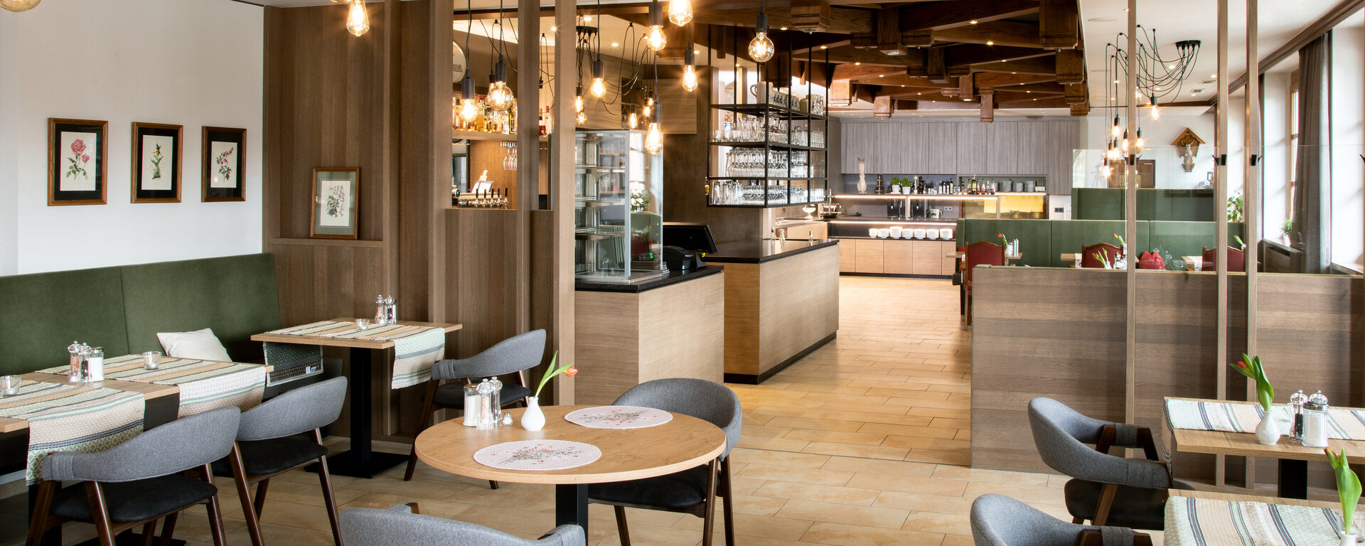Das stilvoll eingerichtete Restaurant im Wellnesshotel Quellenhof in Bad Birnbach mit Blick durch den Restaurantbereich.