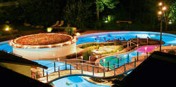 Das beleuchtete große Aussenbecken in Der Rottal Terme Bad Birnbach bei Nacht.