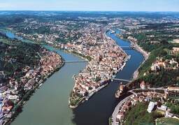 Die Luftaufnahme fängt Passaus einzigartige Kombination aus Flusslauf und historischer Stadtplanung ein.