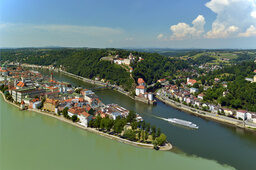 Luftaufnahme der Passauer Ortspitze mit Zusammenfluss des Inns und der Donau.