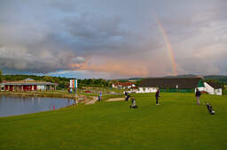 Ein Regenbogen erstreckt sich über das Golfareal des Bella Vista Golfpark in Bad Birnbach.