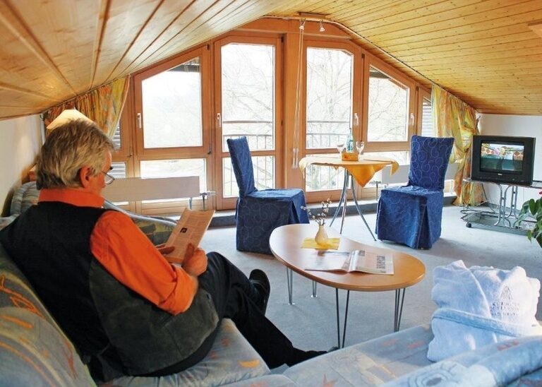 Lichtdurchfluteter, gemütlicher Wohnbereich des Studio Westlage im Hotel Quellenhof.