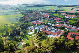 Blick aus der Luft auf die Wellness-Oase der Rottal Terme sowie dem Markt Bad Birnbach im Rottal.
